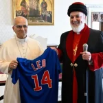 Mar Awa III gives Pope Leo XIV a Chicago Cubs jersey, rivals of the pope’s White Sox — By: Catholic News Agency